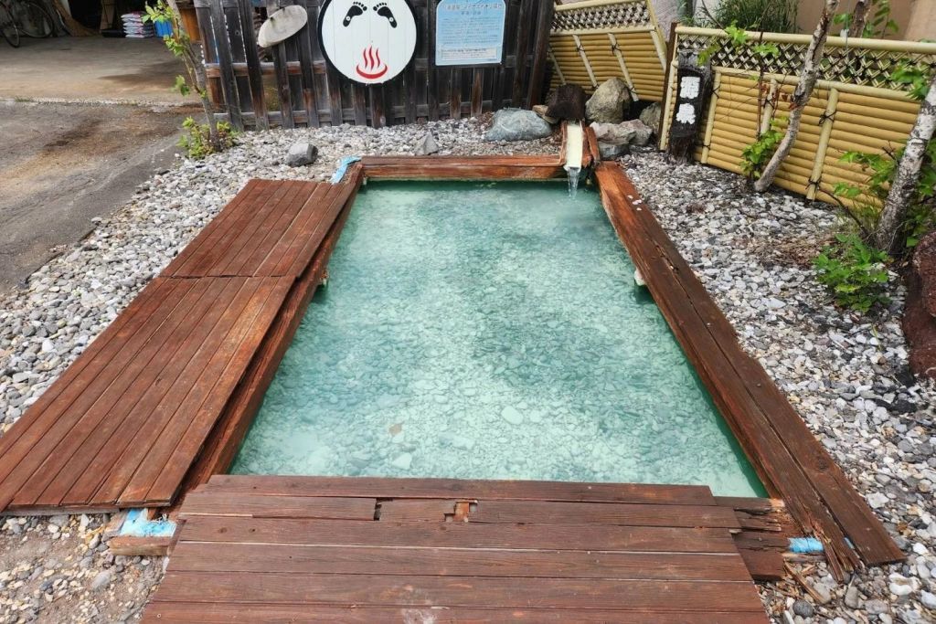 川湯観光ホテル横の足湯