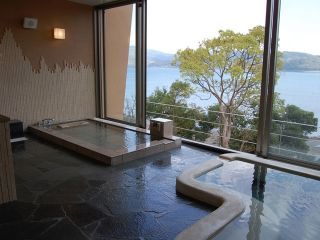 天然温泉 ペルラの湯舟の写真４