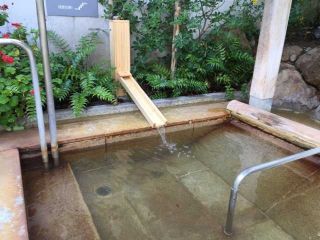 ジェームス山天然温泉 月の湯舟の写真３