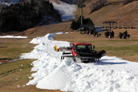 苗場スキー場でオープンに先駆けて「人工造雪機」による雪撒き作業を開始！