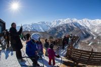 360°パノラマ絶景を見渡せるスノーリゾート「白馬岩岳スノーフィールド」12月13日より白銀の北アルプスを一望できる絶景テラスの冬季営業開始