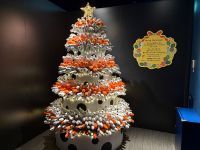1,111匹のチンアナゴたちがクリスマスツリーに!?すみだ水族館の冬限定展示スタート